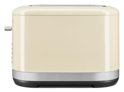 Cremefarbener Toaster mit Chromleiste am Sockel und schwarzem Boden.