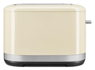 Cremefarbener Toaster mit silberner Zierleiste.