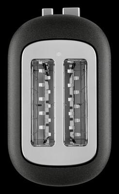 Schwarzer Toaster, zwei Schlitze, silbernes Innere. Draufsicht, schwarzer Hintergrund.