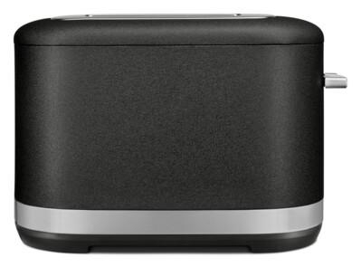 Schwarzer Toaster vor weißem Hintergrund, mit silberner Zierleiste am Boden.