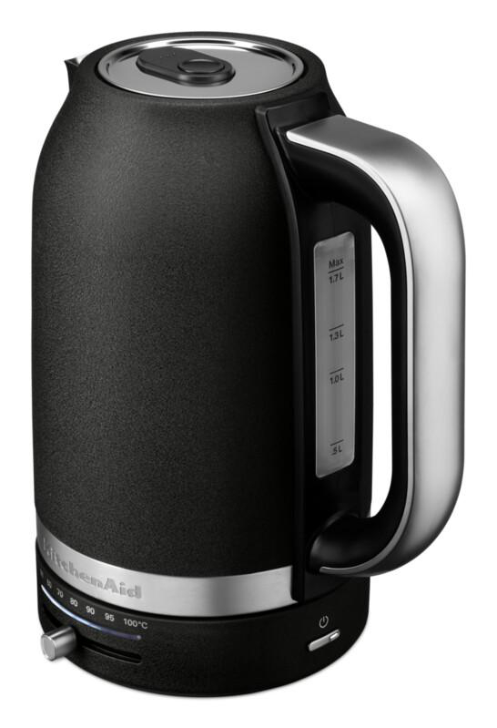 Ein schwarzer KitchenAid-Wasserkocher mit silbernem Griff und Bedienfeld. Weißer Hintergrund.
