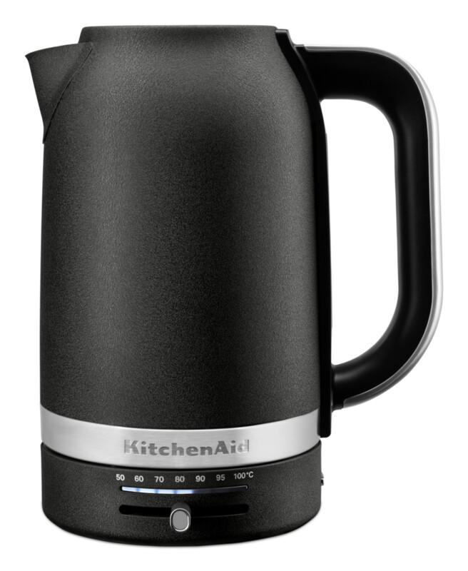 Ein schwarzer KitchenAid Wasserkocher. Er hat einen schwarzen Griff und ein silbernes Band am Boden.