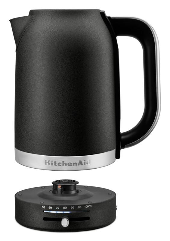 Schwarzer KitchenAid Wasserkocher, mit abgetrenntem Sockel.