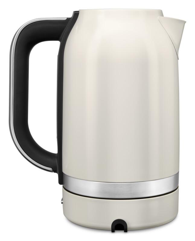 Ein cremefarbener KitchenAid Wasserkocher mit schwarzem Griff und silbernem Sockel.
