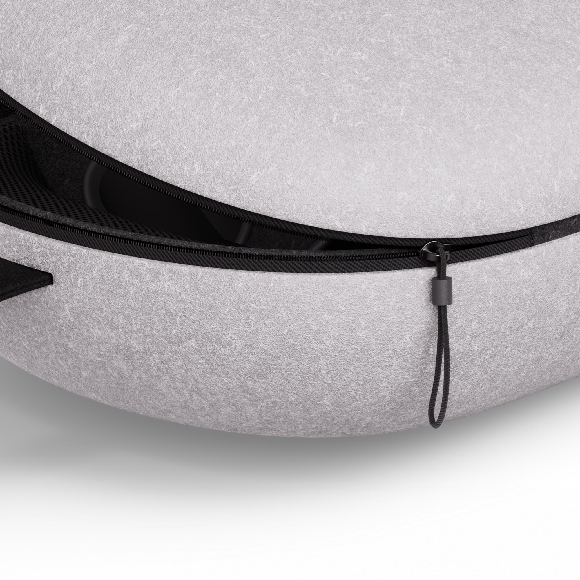 Nahaufnahme einer grauen Tasche mit schwarzem Reißverschluss und Zuglasche.