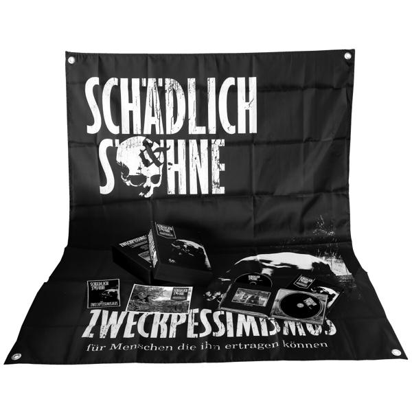 Schwarze Flagge mit weißem Text und einem Totenkopf. Verschiedene Albumcover auf dem Boden.