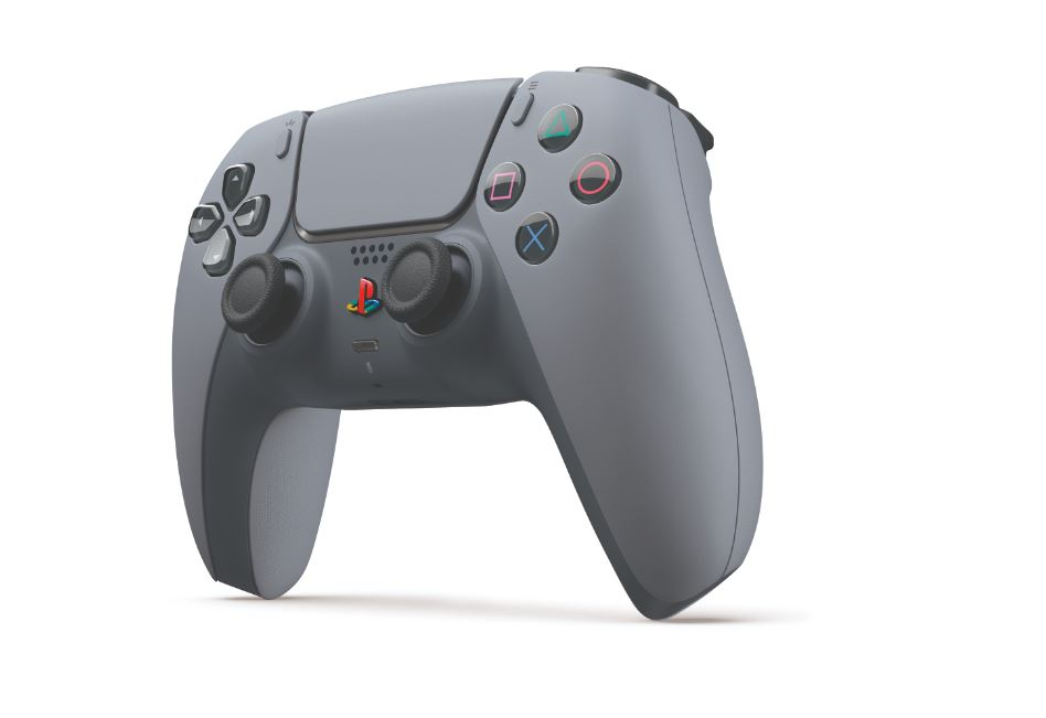 Szary kontroler do gier z przyciskami, logo PlayStation i białym tłem.