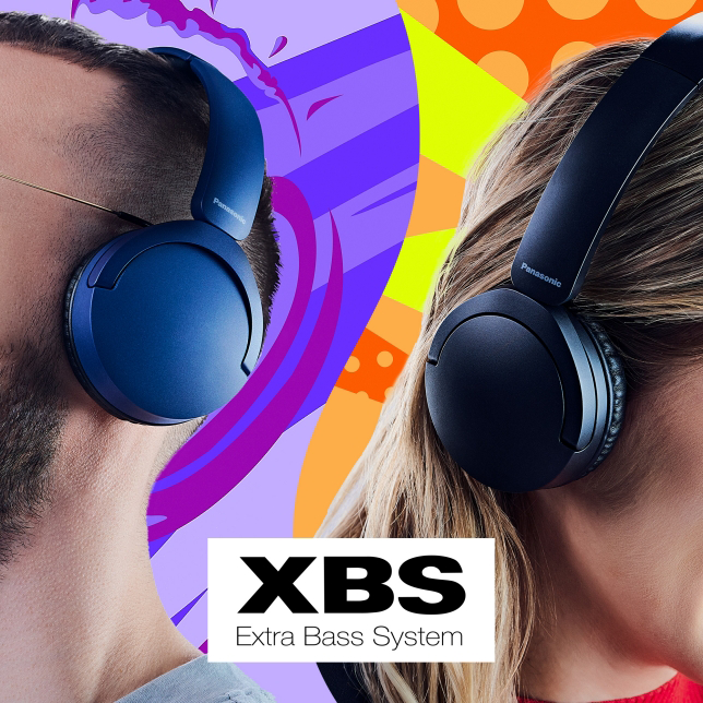 Két ember kék fejhallgatóval, színes háttér. Szöveg: XBS Extra Bass System.