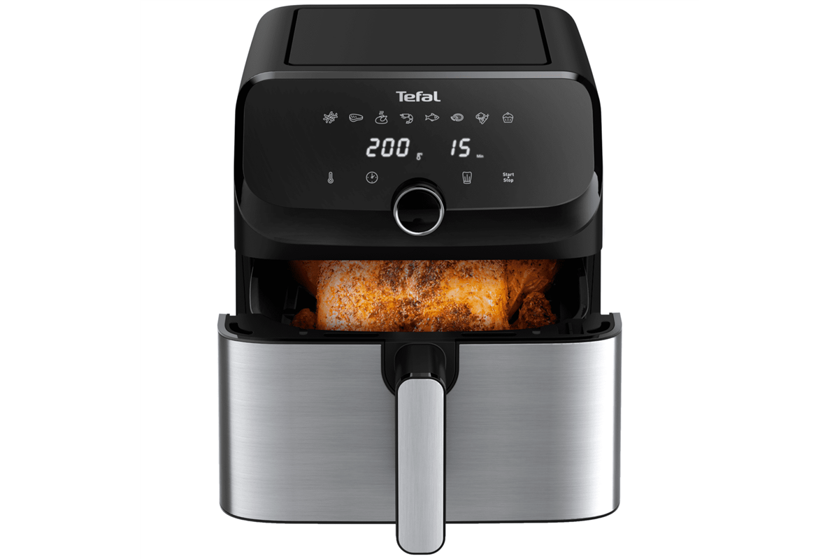 Egy fekete Tefal forrólevegős sütő. Van egy főzőkosara étellel és egy digitális kijelzője.