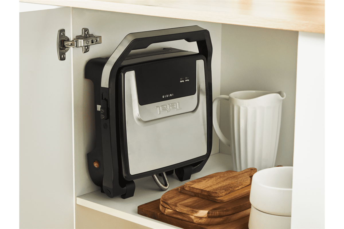 Tefal grill fehér szekrényben tárolva, fa deszkákkal.