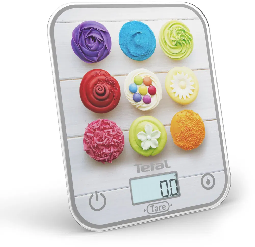 Digitális konyhai mérleg cupcake-kel: rózsaszín, kék, zöld, sárga és narancssárga cukormáz.