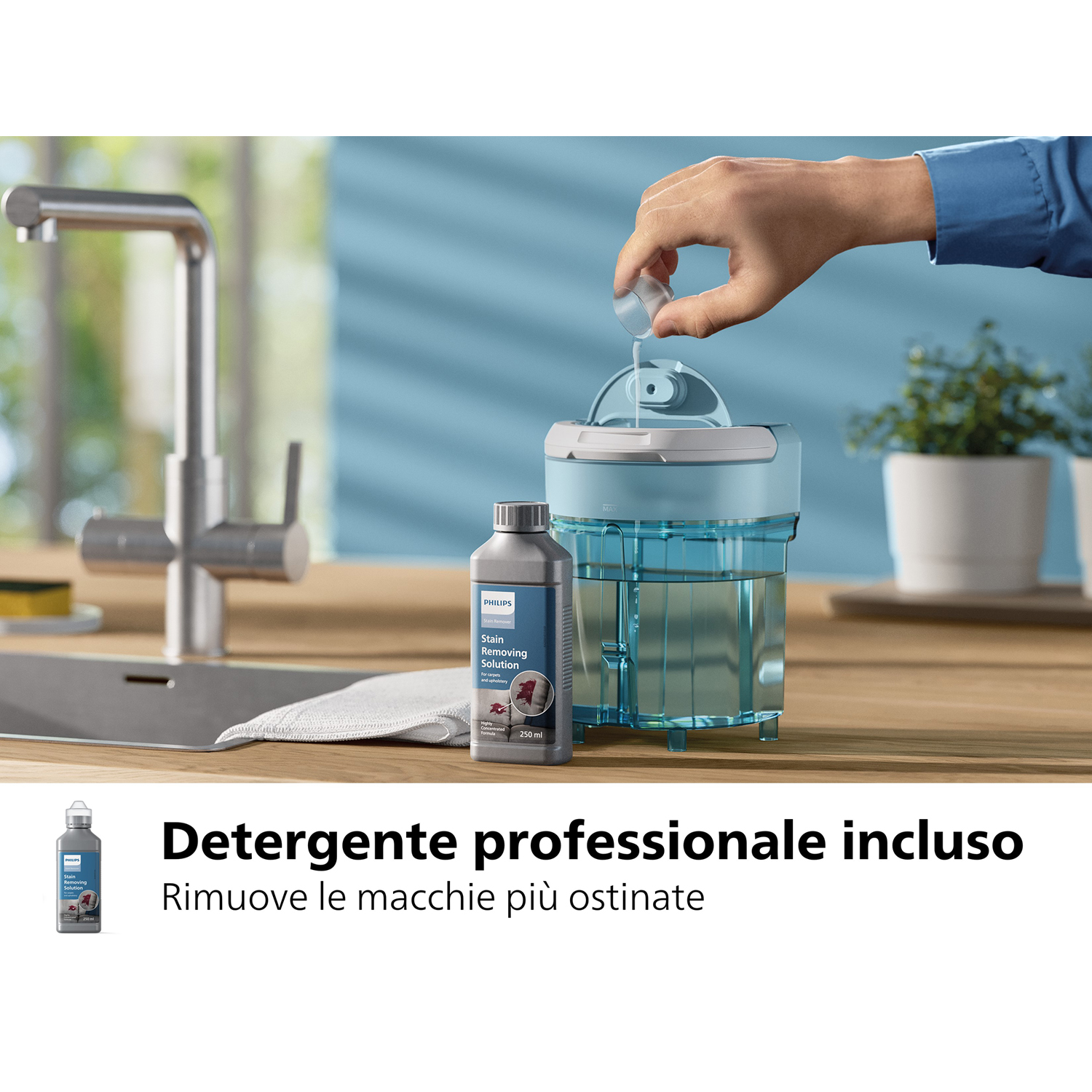 Mano versa liquido da una bottiglia in un dispositivo di pulizia, sfondo cucina.