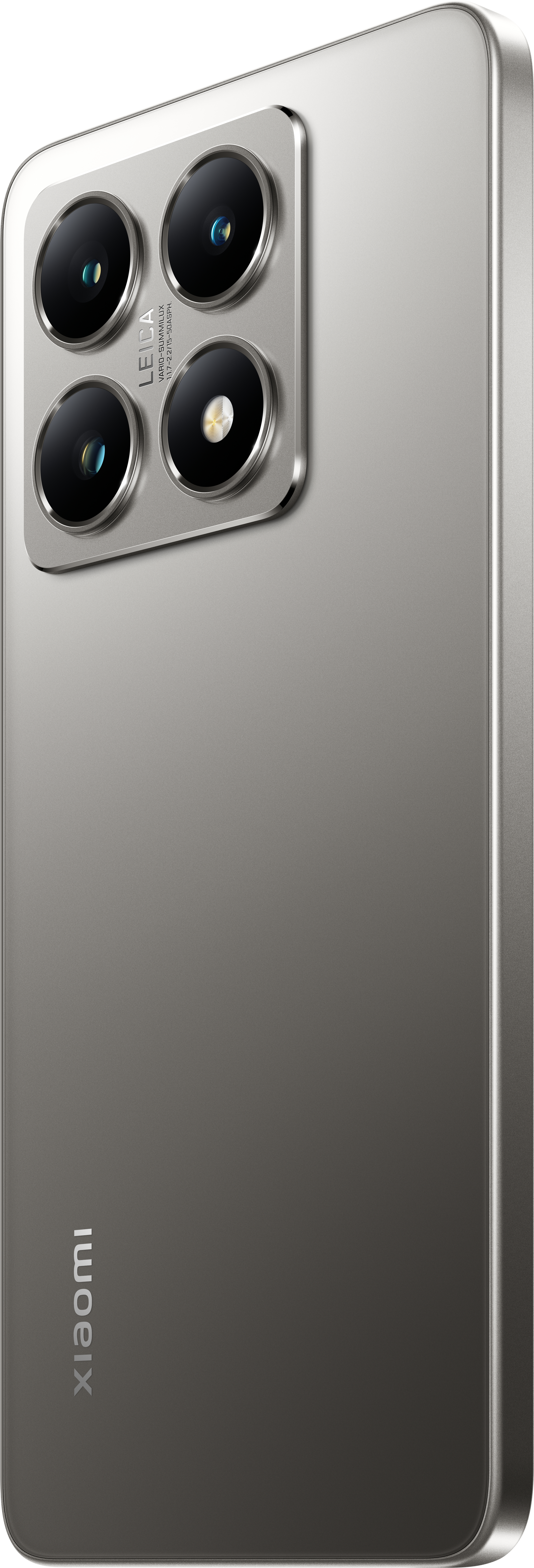 Seitenansicht eines silbernen Telefons mit 4 Kameras, Leica-Logo sichtbar.