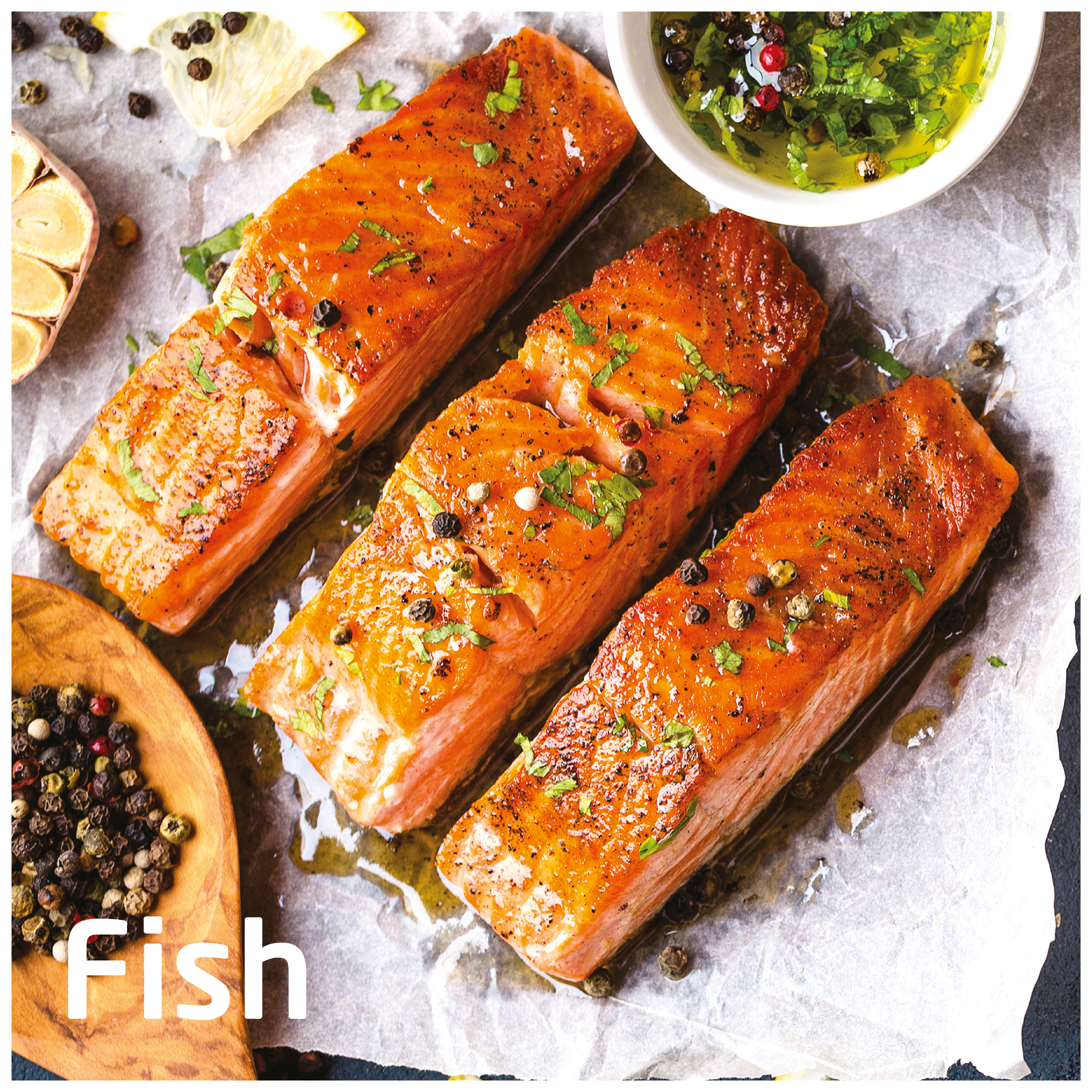 Drei gekochte Lachsfilets mit Gewürzen und einer Sauce.