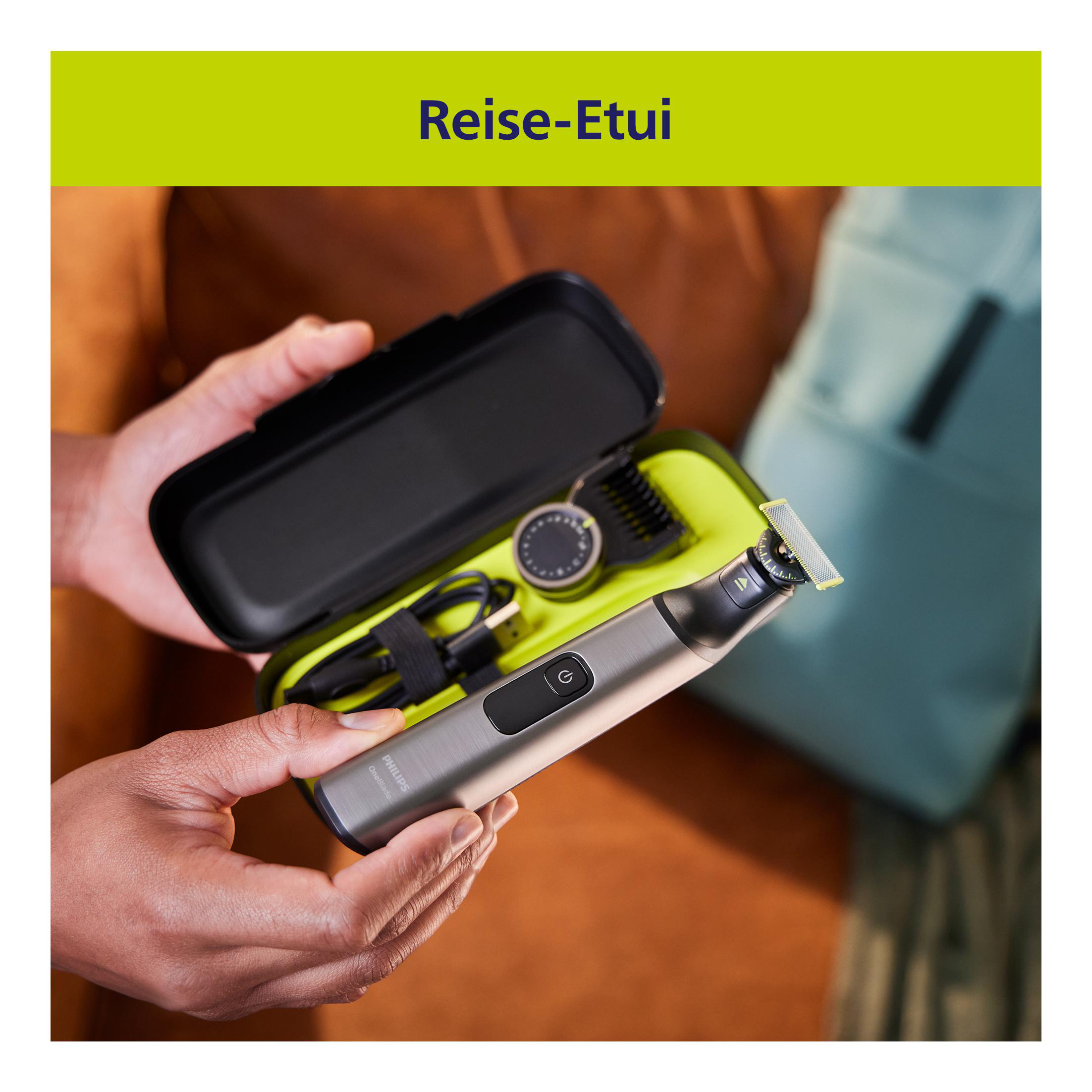 Ein Mann hält ein Reise-Set mit einem Barttrimmer und Zubehör.