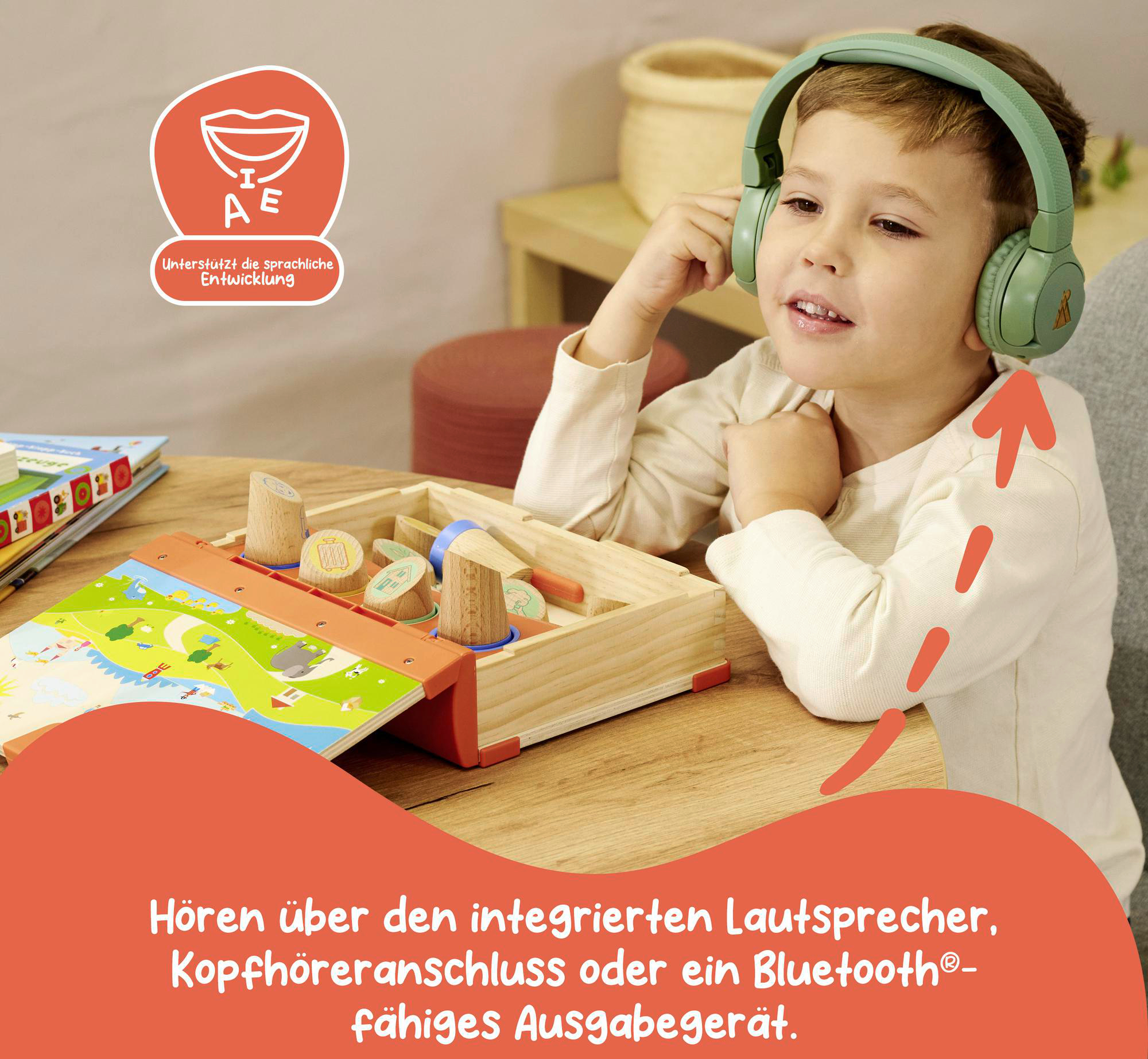 Ein Kind mit Kopfhörern hört einem Gerät zu. Holzspielzeug und Text zur Sprachentwicklung sind vorhanden.