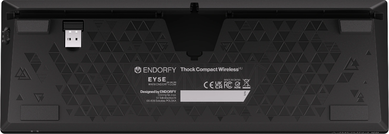 Fekete billentyűzet hátulja. Fehér USB vevő. Márkanév: ENDORFY. Modell: EY5E. Fekete háttér.