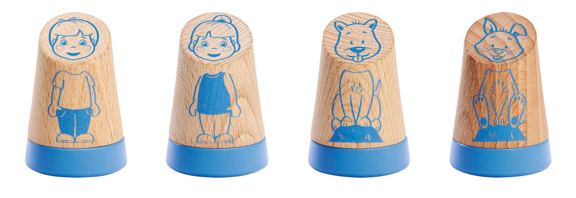 Vier Holzstempel mit Figuren: ein Junge, ein Mädchen, ein Hund und ein Kaninchen, alle in blauen Umrissen.