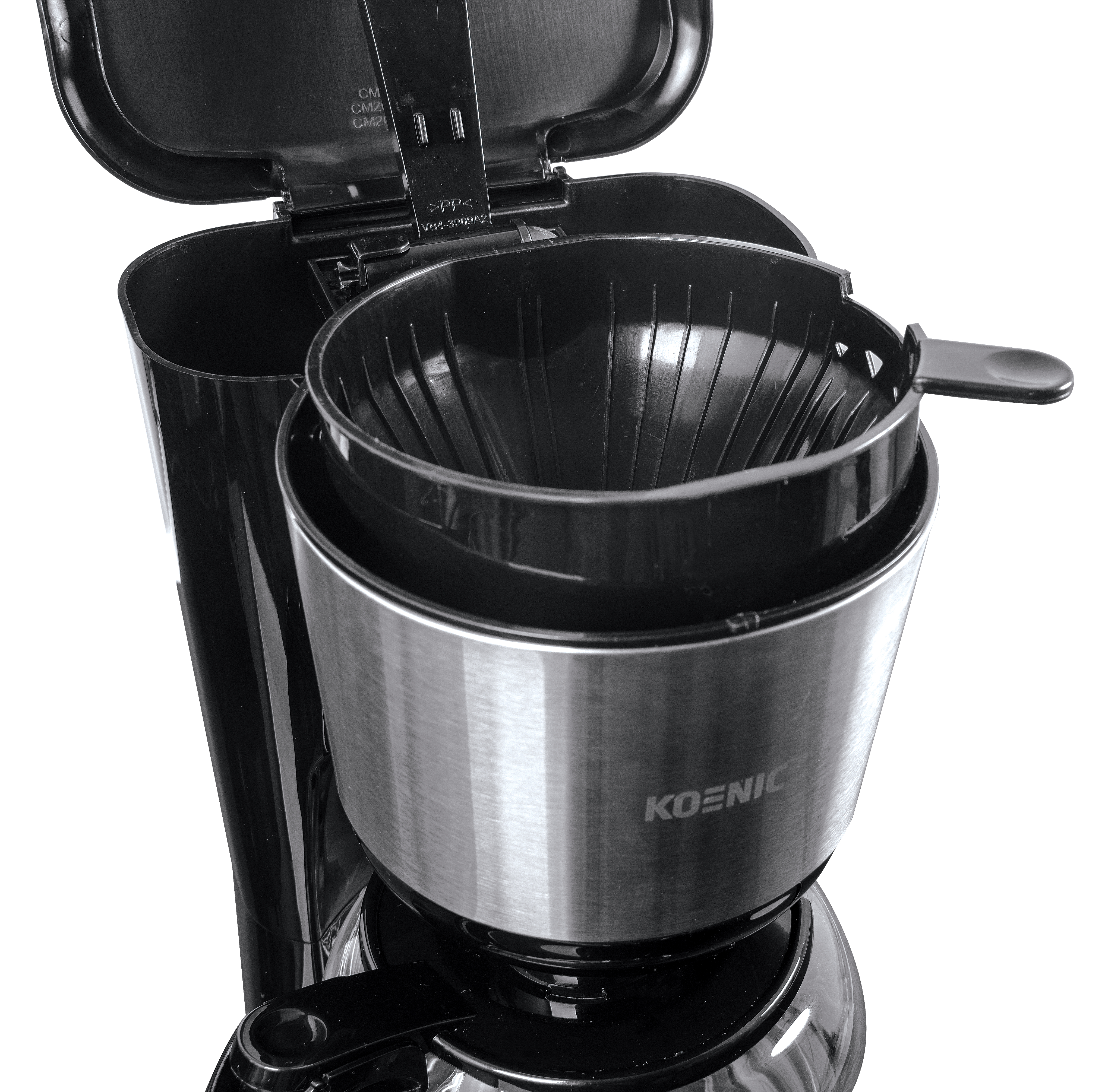 Schwarze und stählerne Kaffeemaschine. Filterkorb innen. Deckel offen.