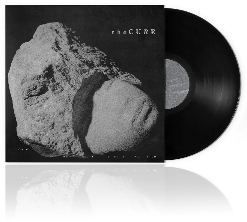 A Cure album borítója. Egy fekete bakelit lemez és egy album borító sziklával.