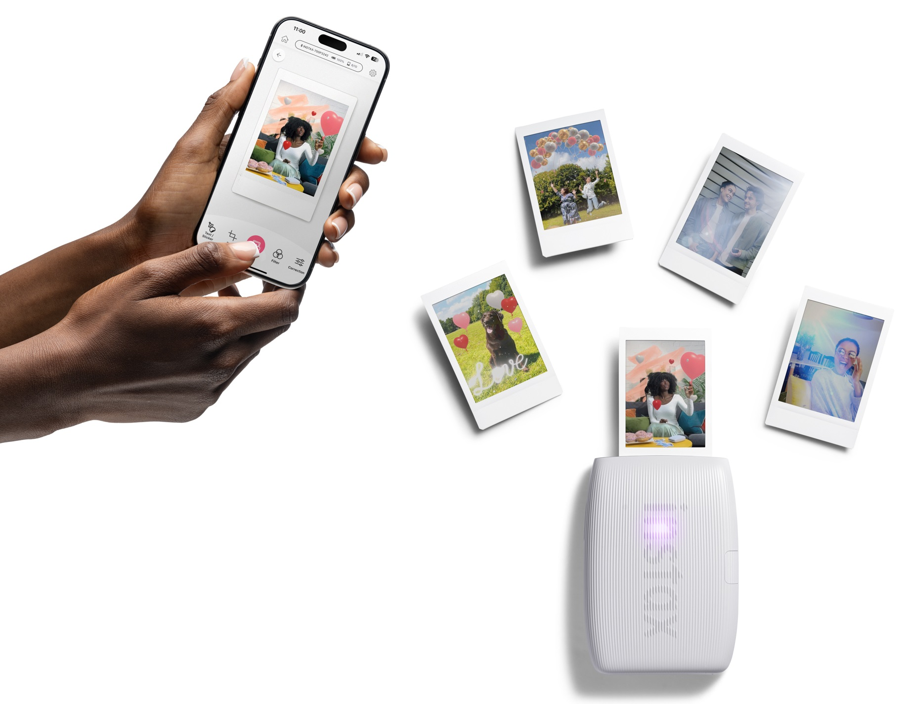 Dłonie używają telefonu i drukarki z rozrzuconymi zdjęciami, prezentując drukowanie zdjęć.