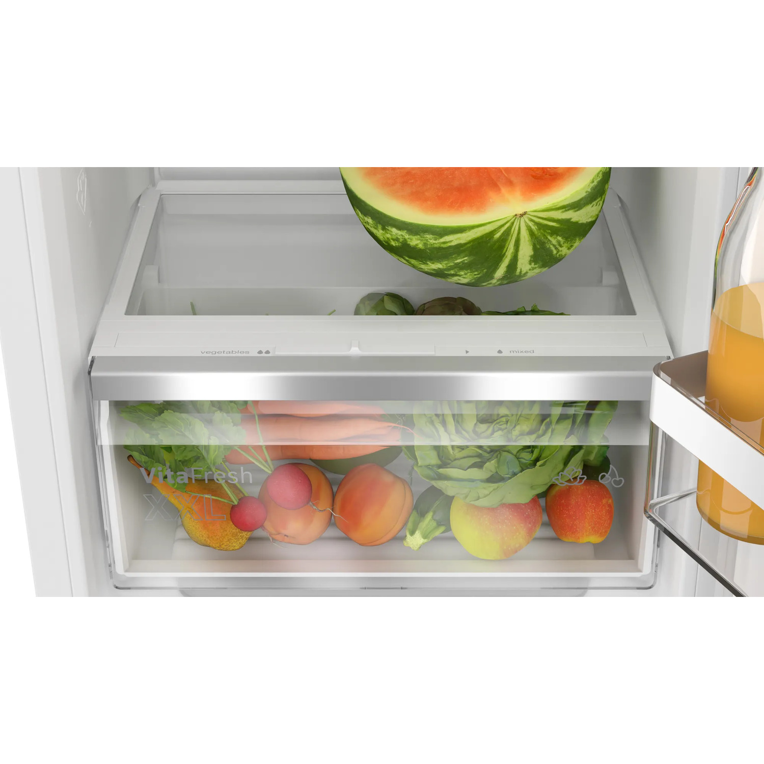 Koelkastlade met fruit en groenten: watermeloen, radijs, wortelen, appels en peren.