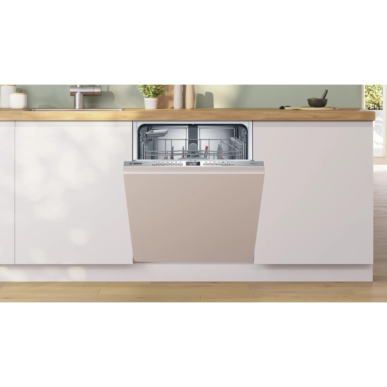 Un lave-vaisselle moderne encastré dans un meuble de cuisine avec une porte beige et un intérieur en acier inoxydable.