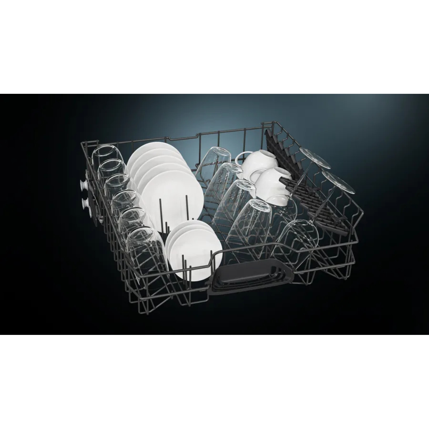 Panier de lave-vaisselle rempli de vaisselle, de verres et d'ustensiles, sur fond noir.