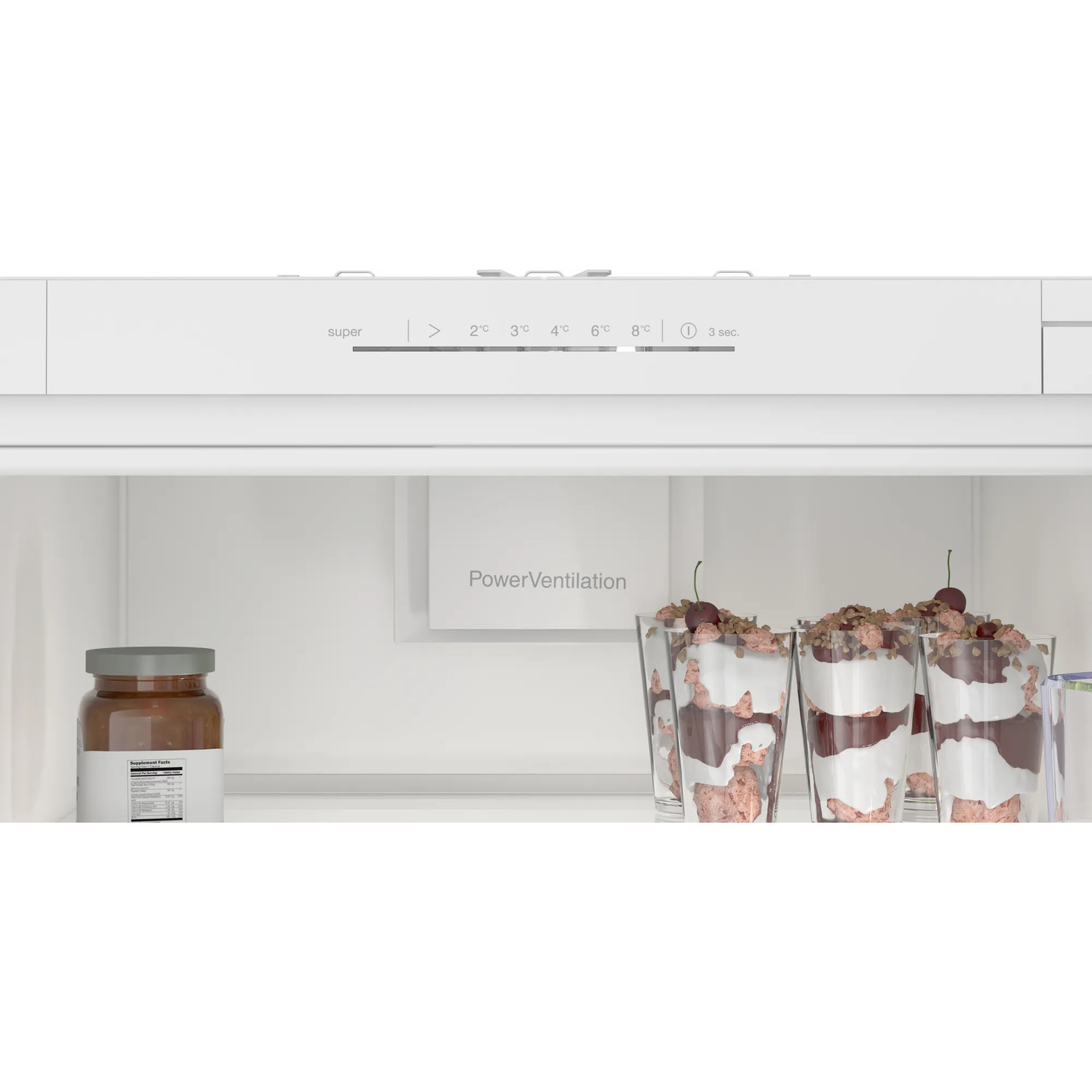 Koelkastinterieur met een pot voedsel en desserts in glazen.
