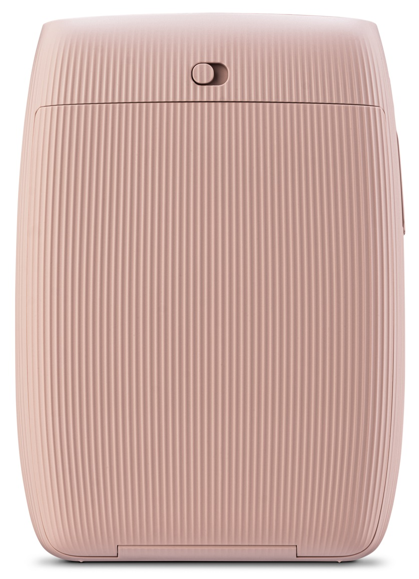 Różowy aparat instax z żebrowaną powierzchnią. Posiada przycisk i obiektyw na górze. Pionowa orientacja.