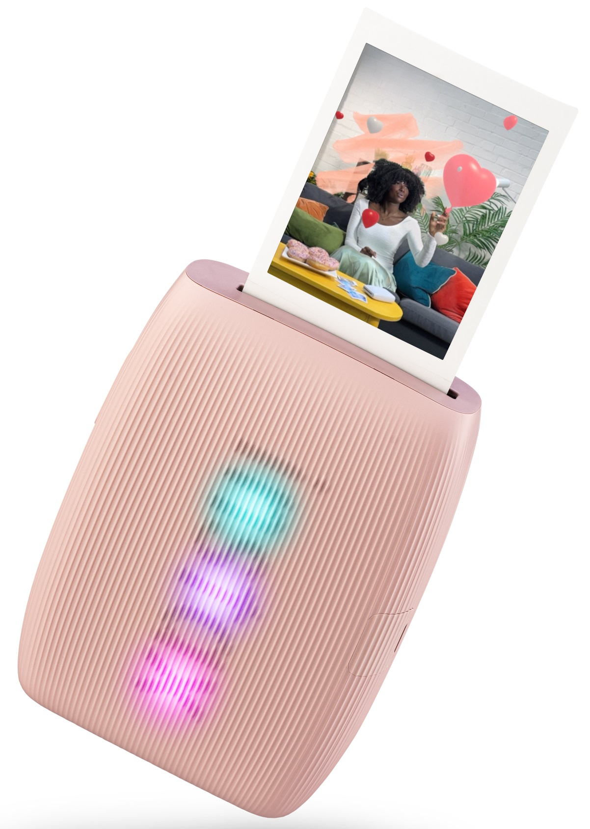 Różowa natychmiastowa drukarka zdjęć z drukowanym zdjęciem. Kobieta na zdjęciu.