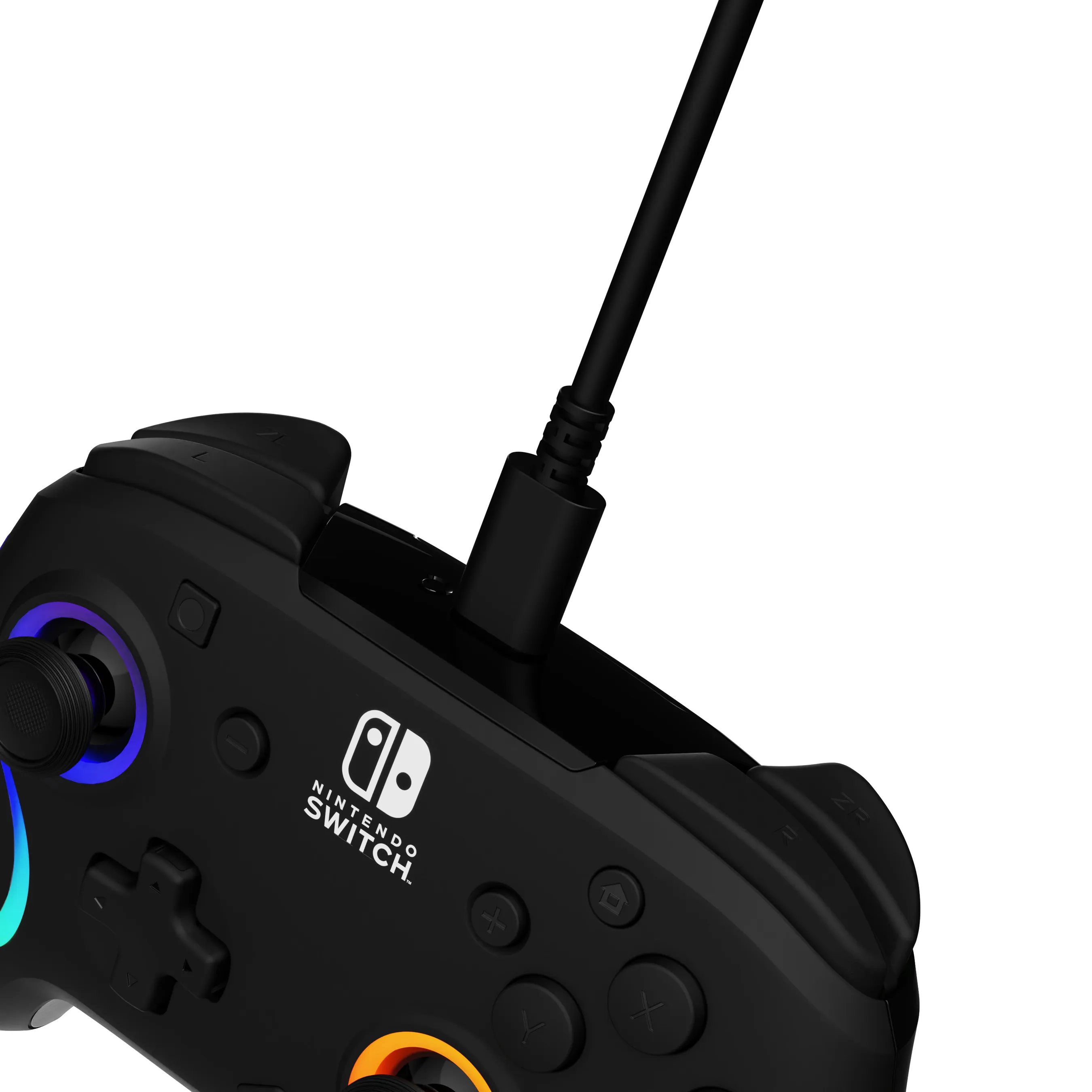 Controller Nintendo Switch nero con cavo USB-C collegato, sfondo bianco.