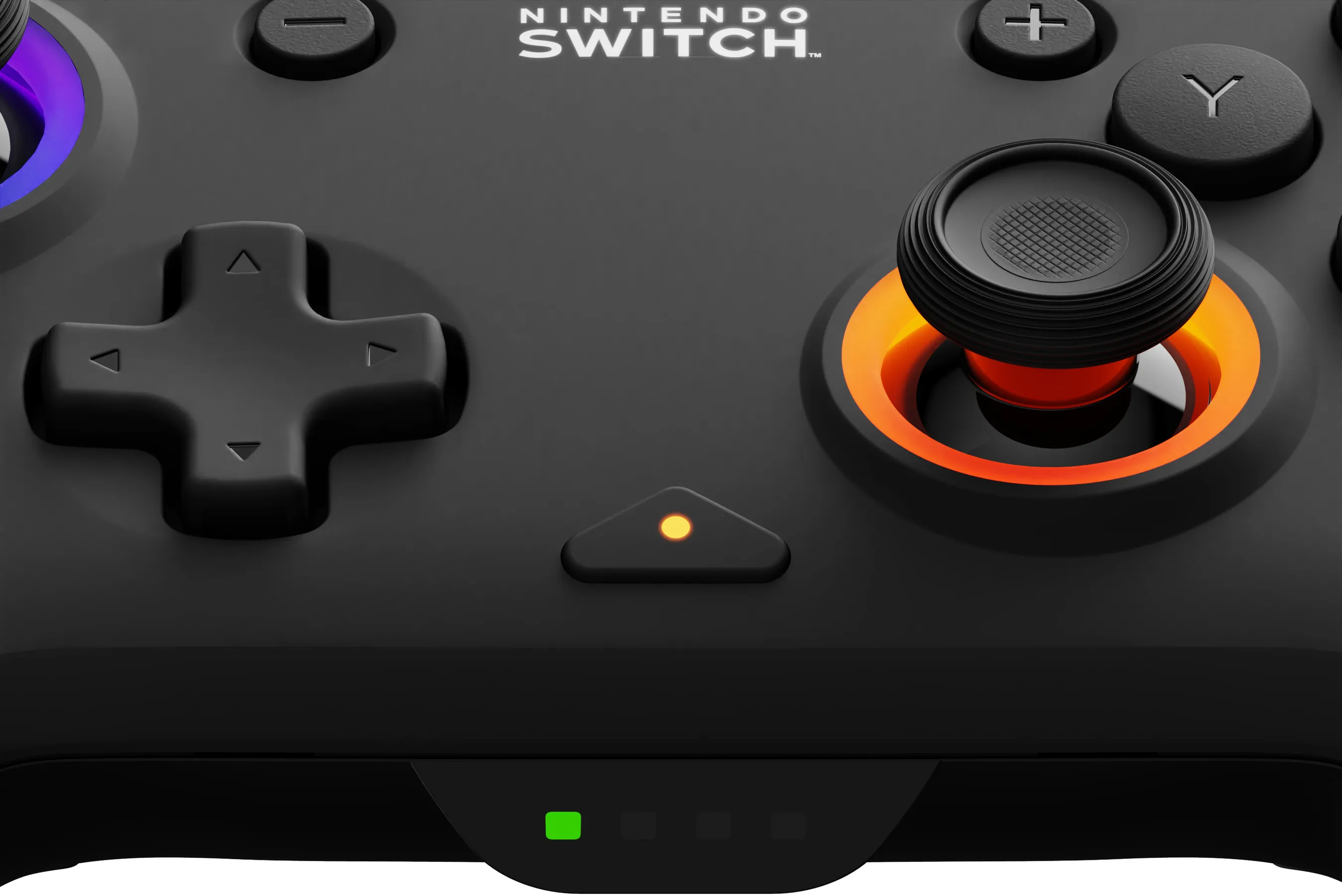Un controller Switch nero con accenti arancioni e neri. Tasti visibili.