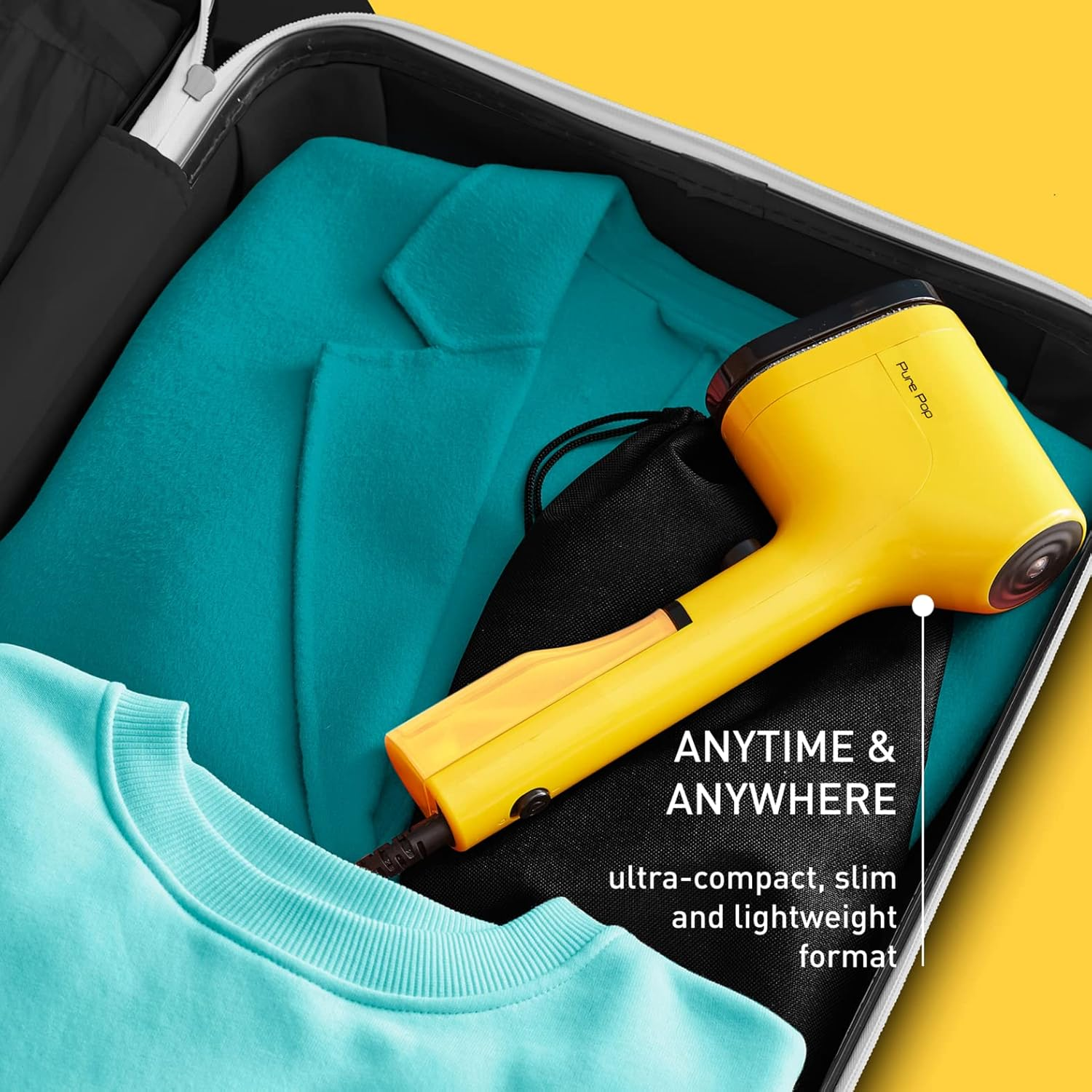 Un défroisseur de voyage jaune à l'intérieur d'une valise avec des vêtements bleu canard. Le texte dit : Anytime & Anywhere.