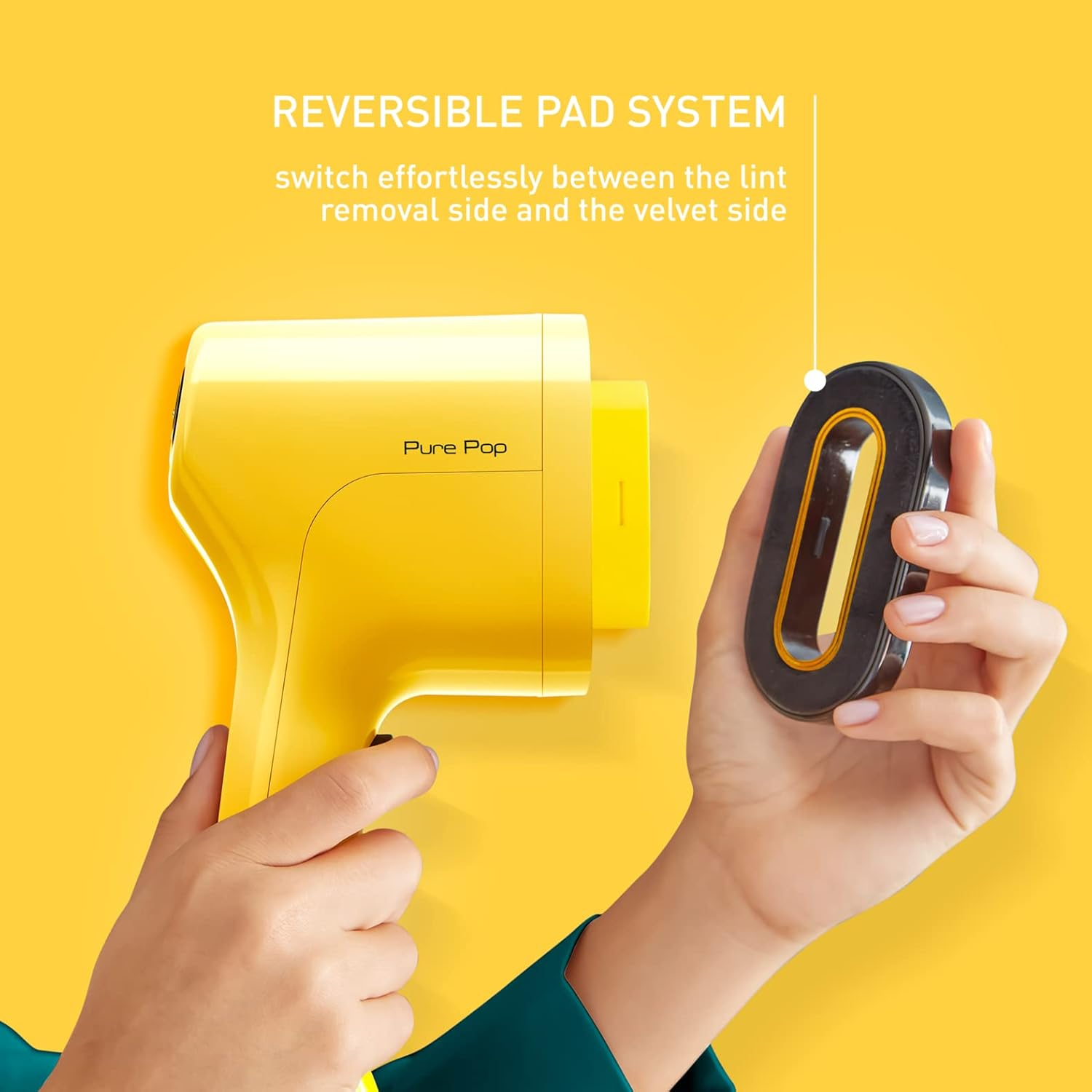 Démonteur de peluches jaune avec un tampon noir et jaune. Le produit est tenu par une personne.