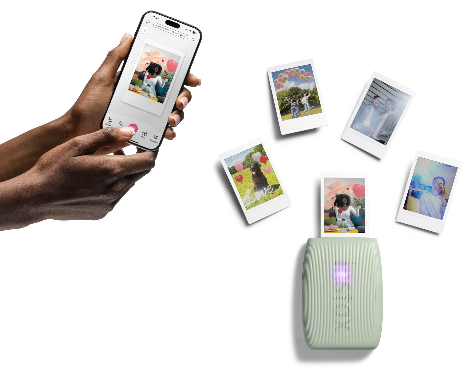 Osoba drukuje zdjęcia z telefonu komórkowego za pomocą zielonej drukarki.