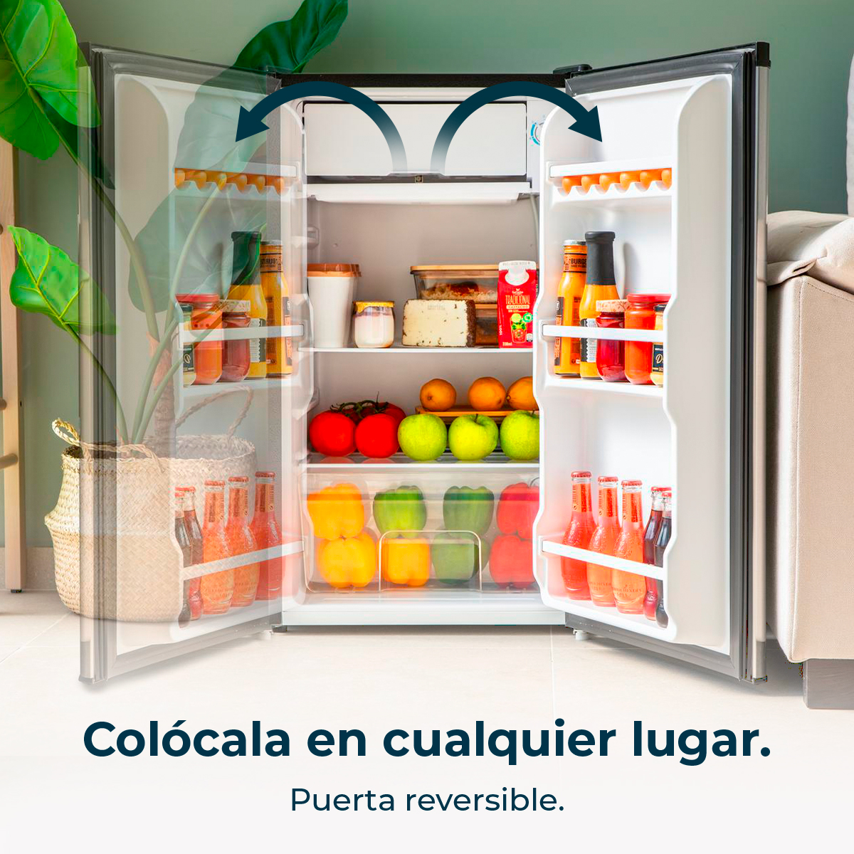 Un refrigerador con puertas abiertas. El interior muestra varios alimentos en los estantes.