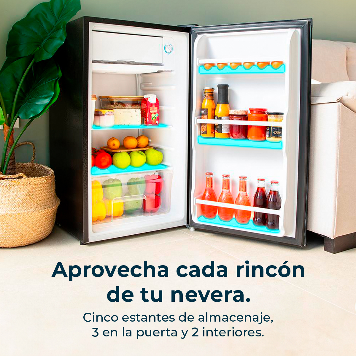 Un refrigerador con puertas abiertas que muestra alimentos y la disposición de los estantes.