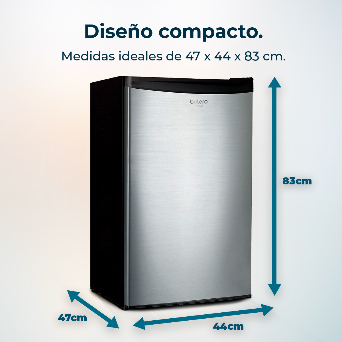 Un mini-frigorífico plateado con dimensiones etiquetadas en cm contra un fondo degradado.