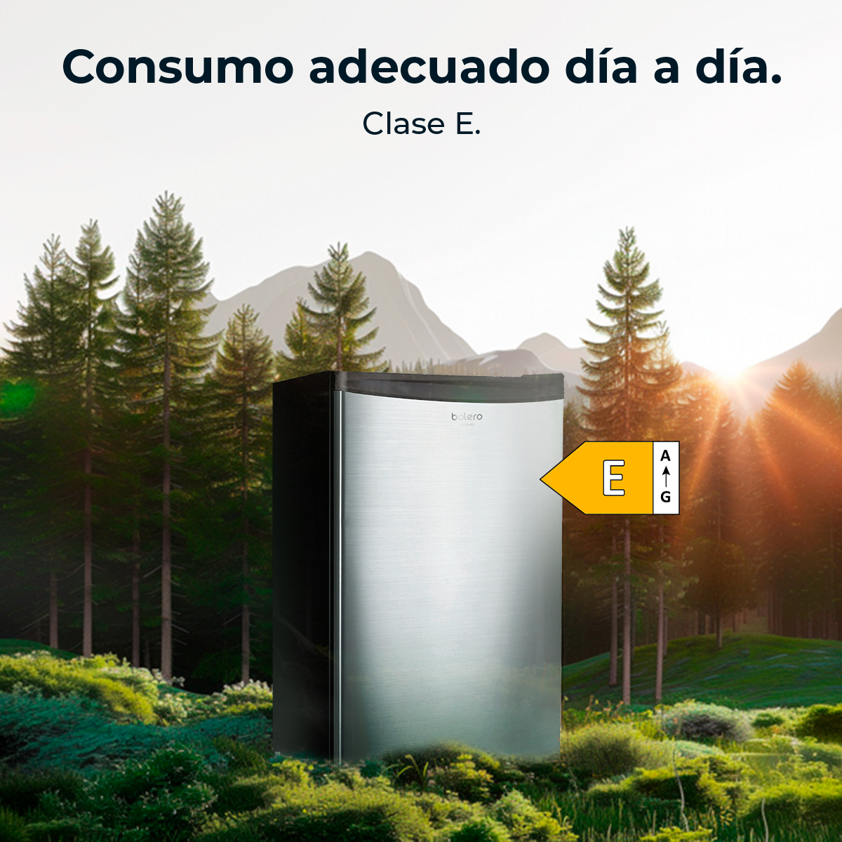 Un refrigerador en un campo verde con árboles y montañas al fondo. Se muestra la etiqueta energética.