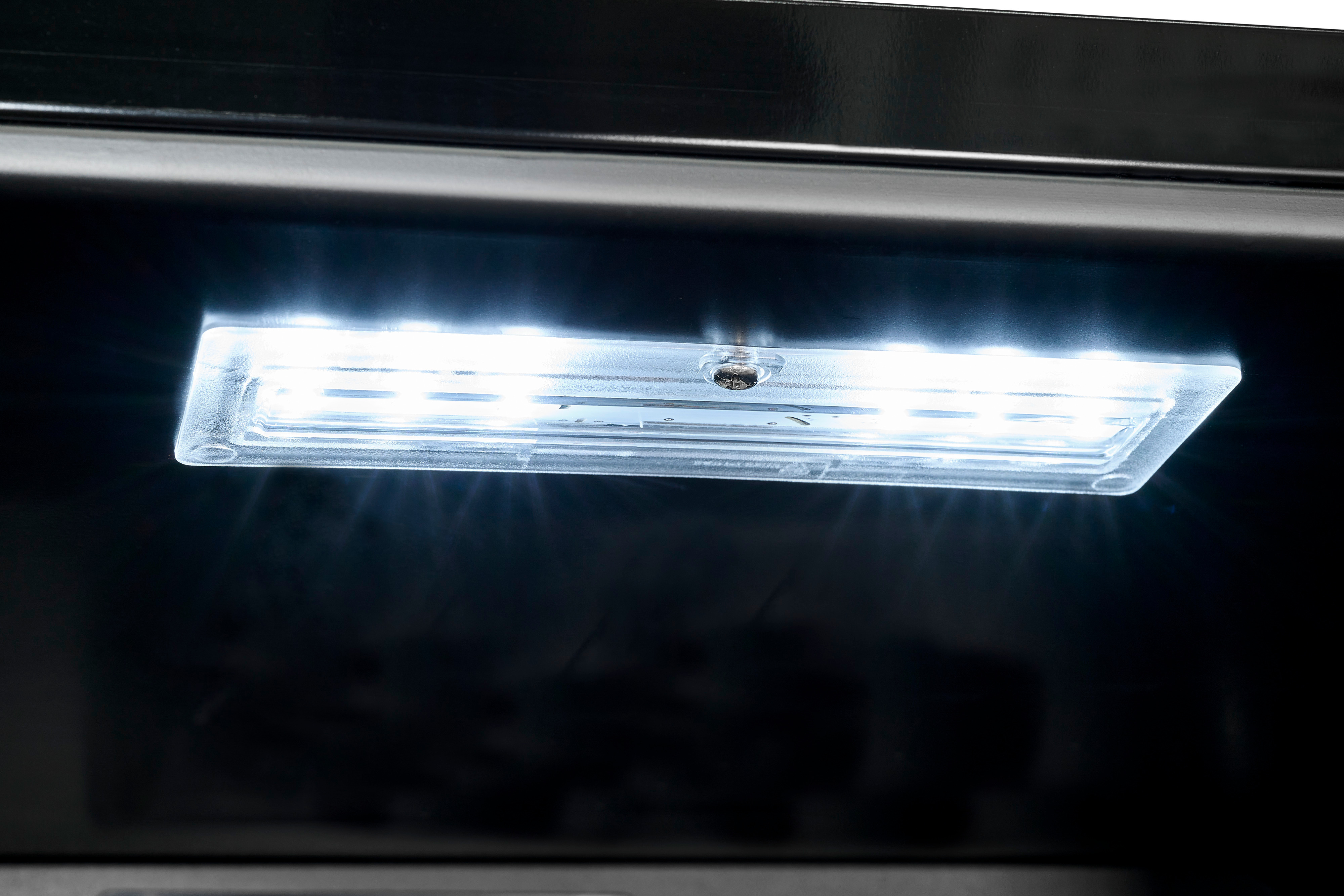 Ein weißer LED-Lichtstreifen in einem schwarzen Gerät. Das Licht ist rechteckig.