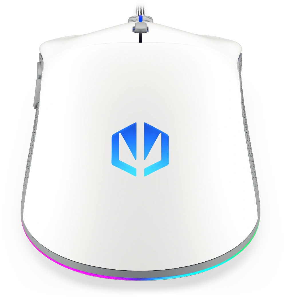 Fehér gamer egér kék logóval és RGB világítással. Az egér fekete felületen van.