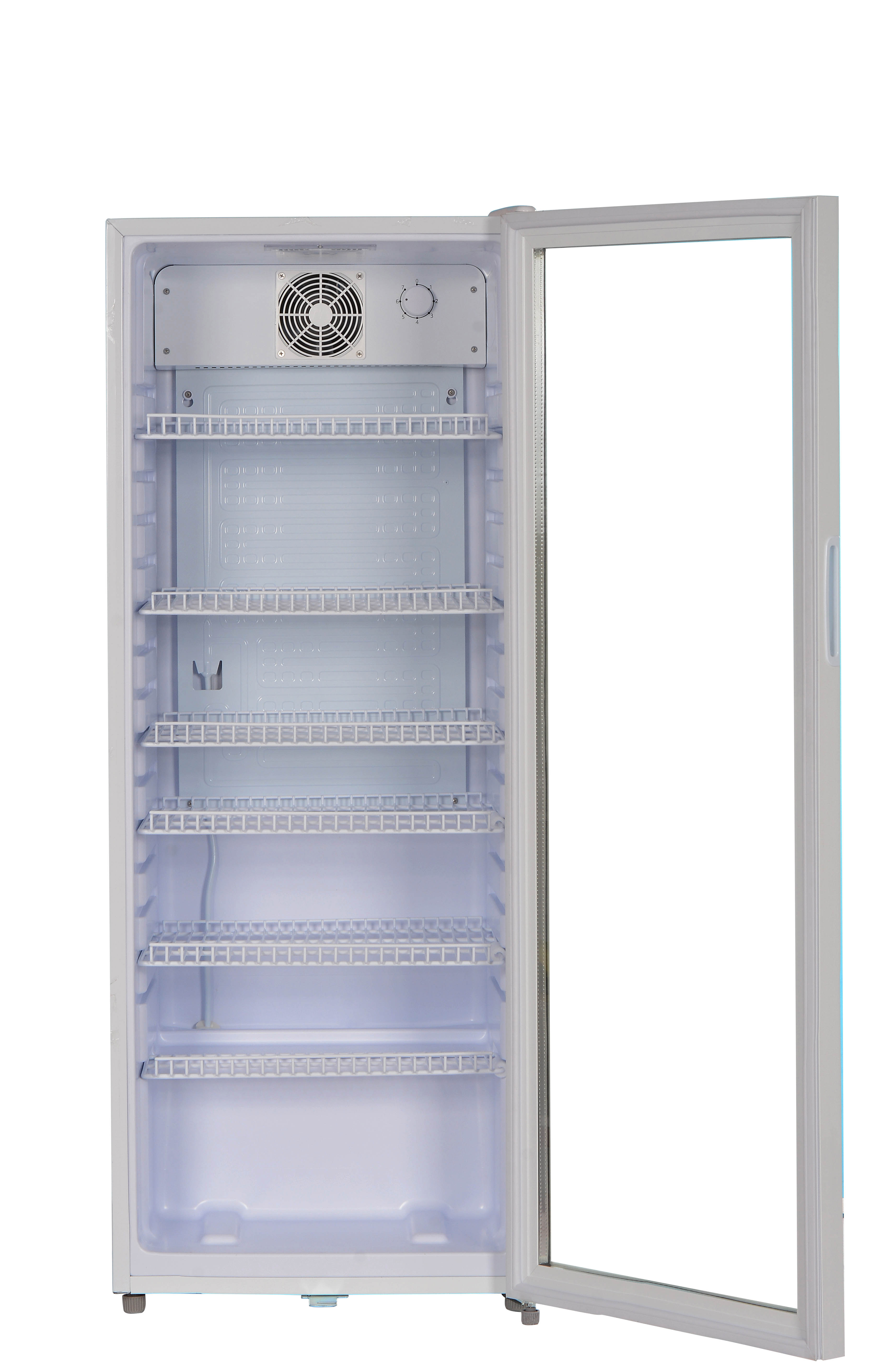 Ein weißer Kühlschrank mit offener Tür, zeigt Regale und eine transparente Gemüseschublade.