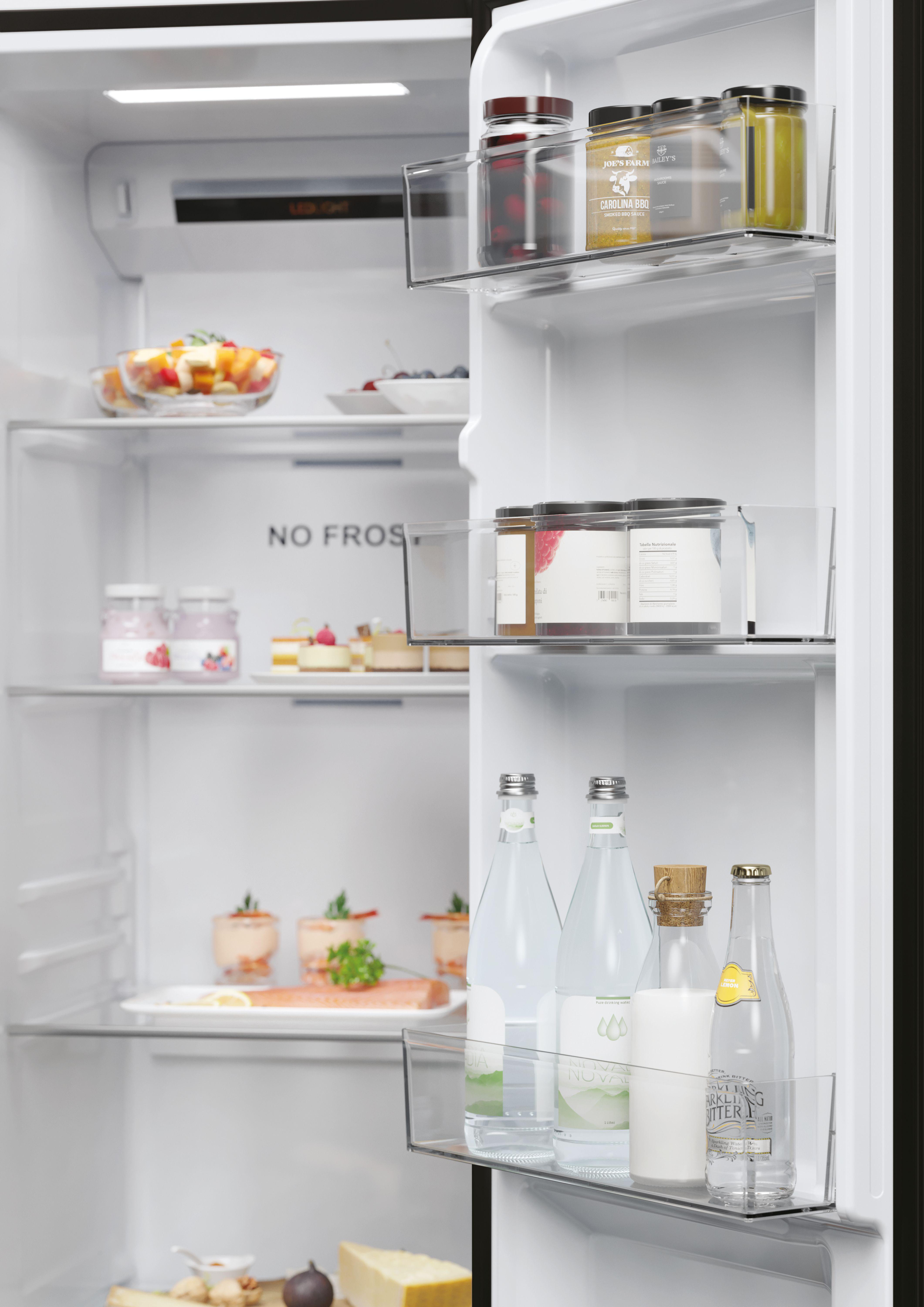 Kühlschrankinnenraum mit Lebensmitteln gefüllt. Sichtbar: Regale, Flaschen, Behälter und diverse Produkte.