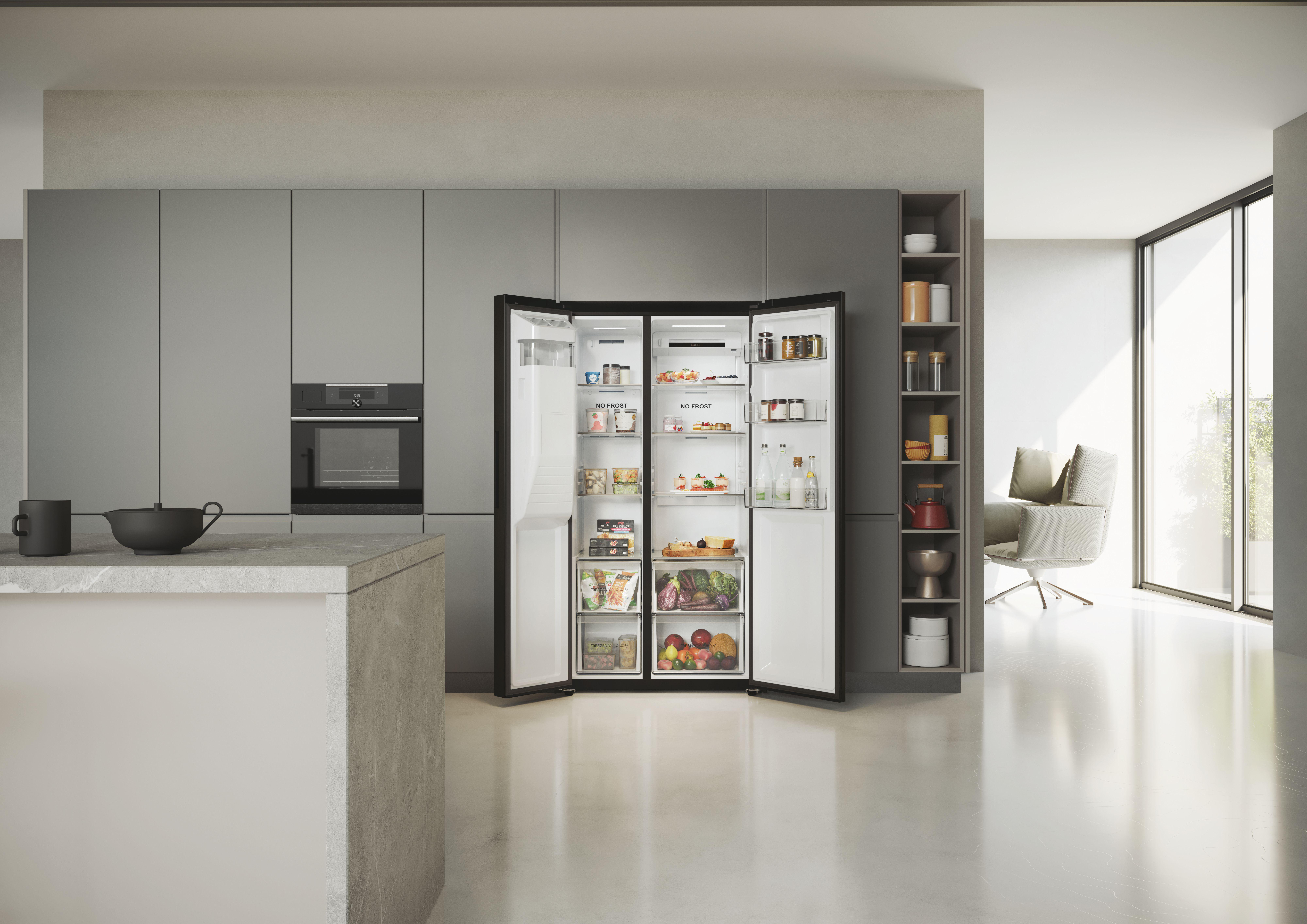 Eine moderne Küche mit einem offenen, doppeltürigen Kühlschrank.