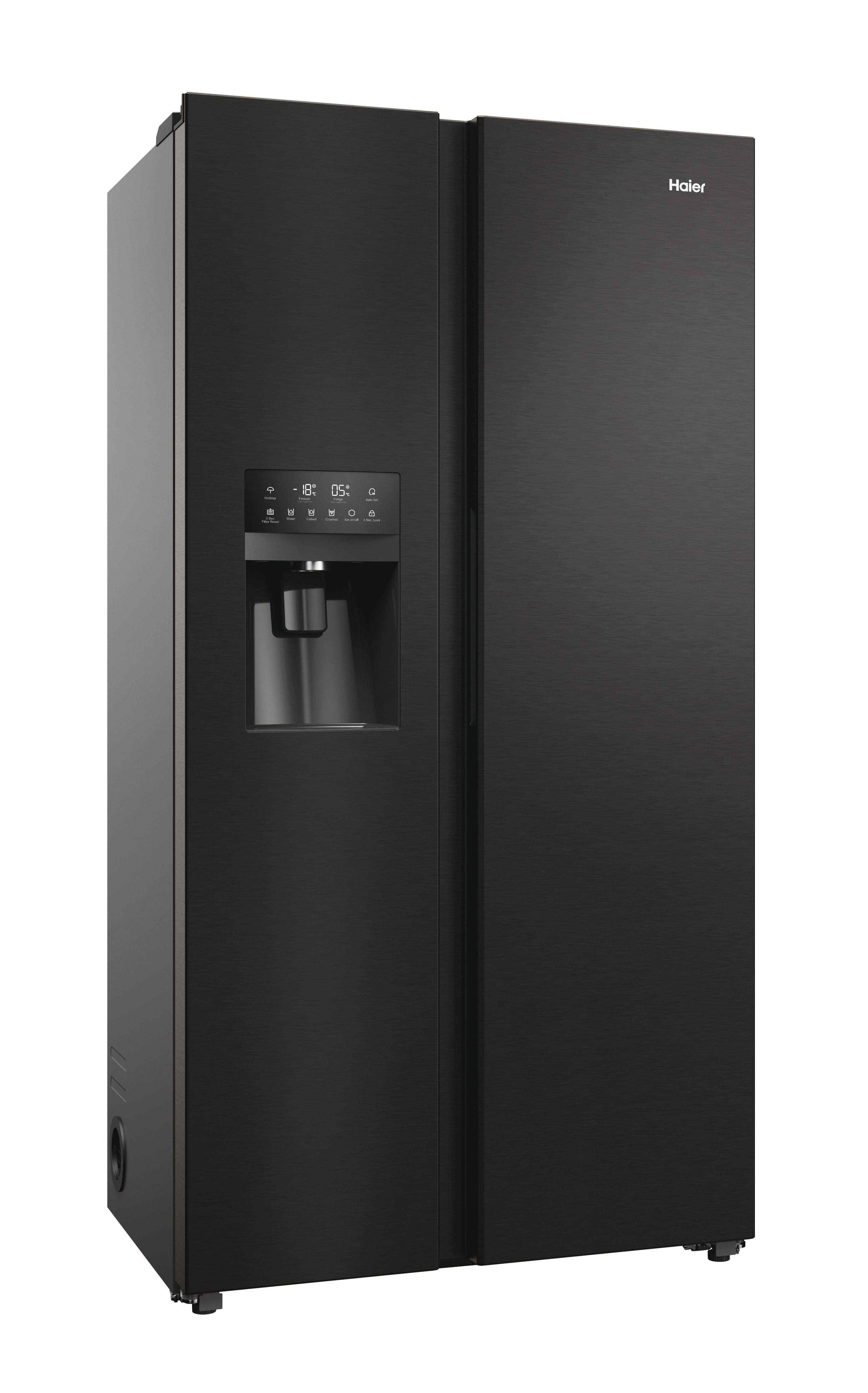 Ein schwarzer Haier Side-by-Side-Kühlschrank mit Wasserspender und digitaler Anzeige.