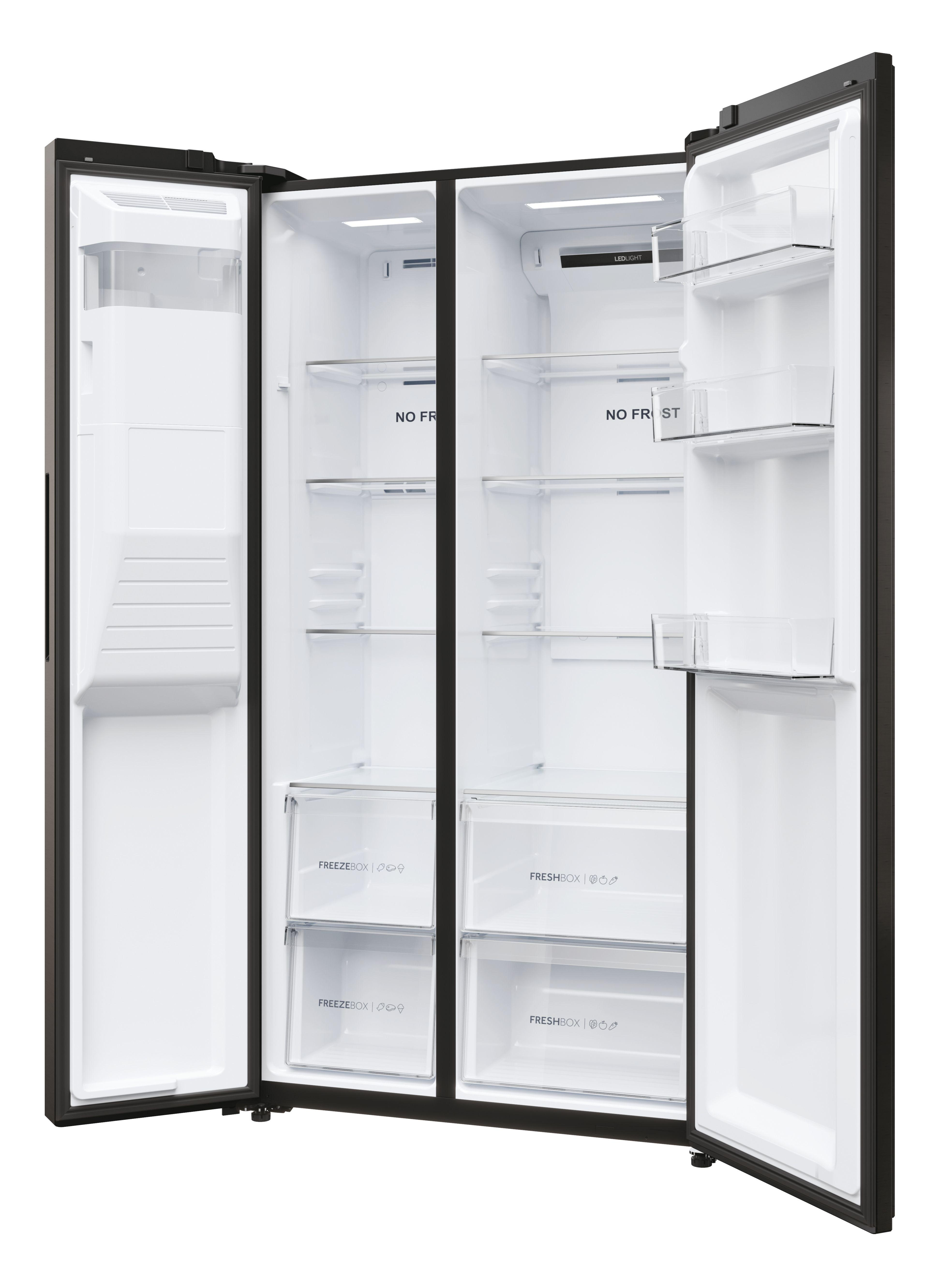 Schwarzer, geöffneter Side-by-Side-Kühlschrank, zeigt das Innere mit Regalen.