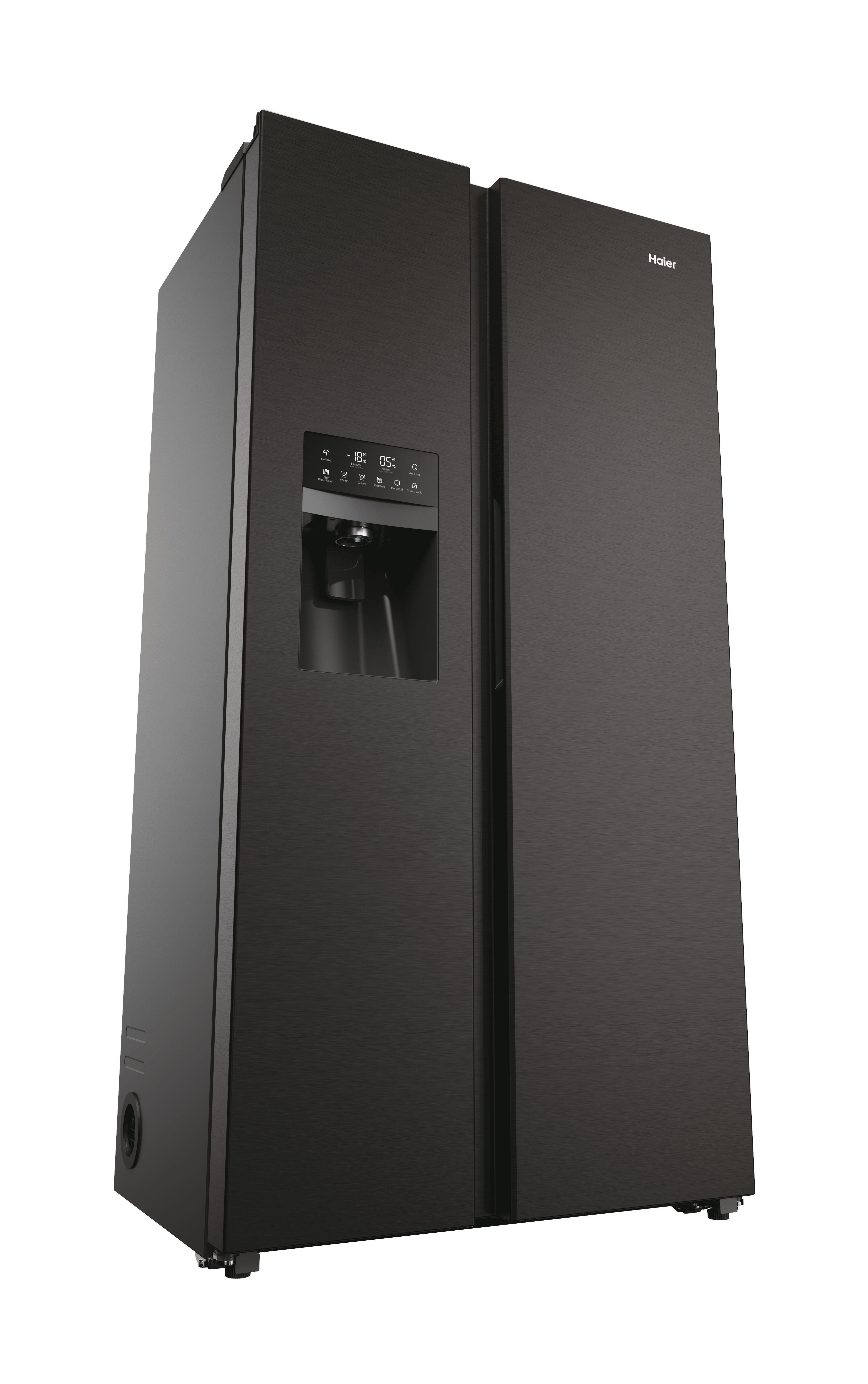 Schwarzer Haier Side-by-Side-Kühlschrank mit Spender an der linken Tür. Weißer Hintergrund.