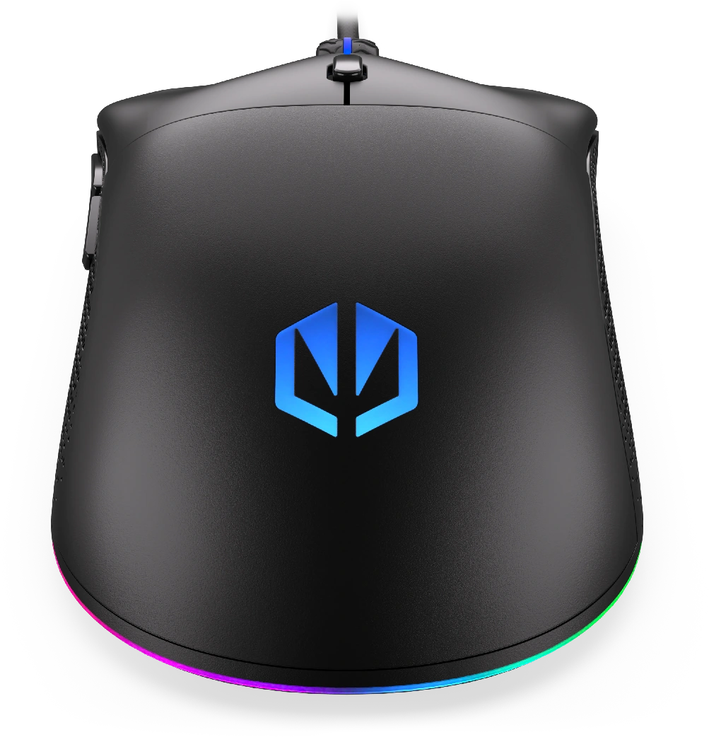 Fekete gamer egér RGB világítással a széleken és kék logóval.