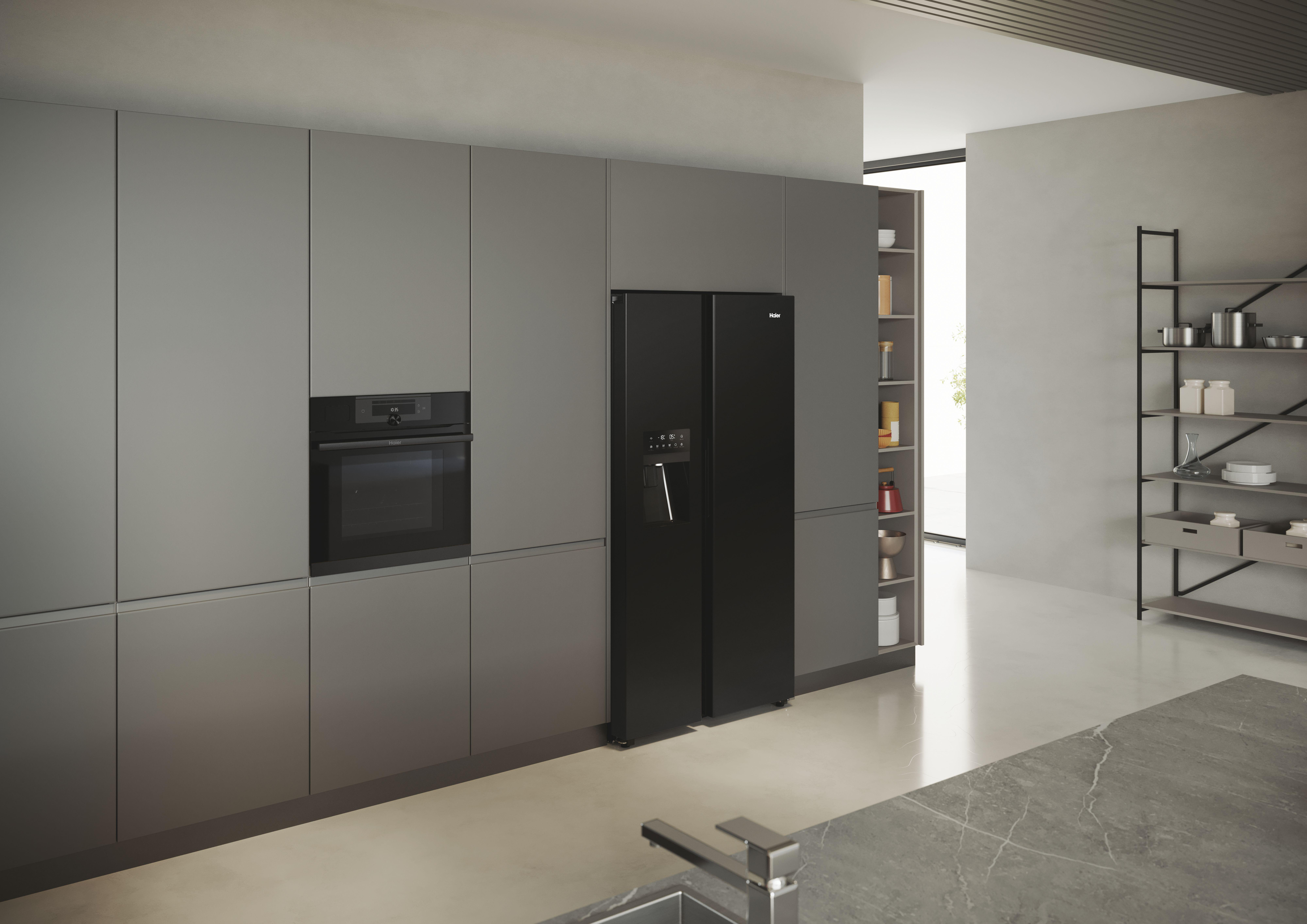 Moderne Küche mit grauen Schränken, einem schwarzen Kühlschrank und einem Ofen. Edelstahl-Arbeitsplatte.